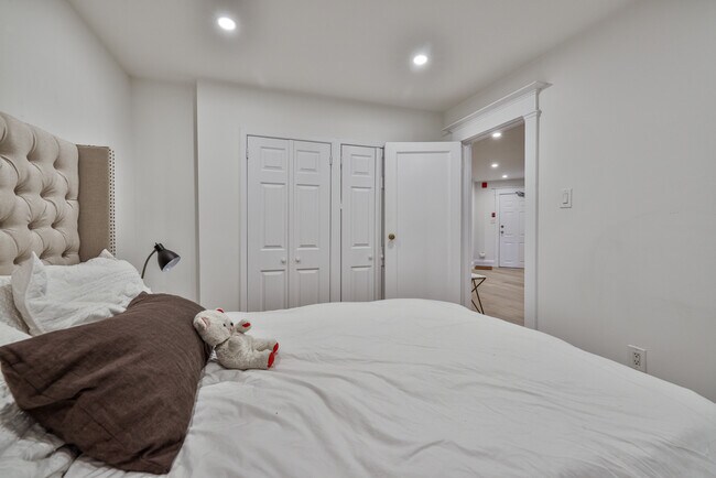 Photo du bâtiment - Spacious 2 bedroom in Rosedale!