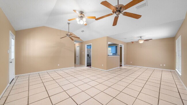 Foto del edificio - Enjoy comfortable, low-maintenance living in this updated, pet-friendly, carpet-free 3-bedroom ho...