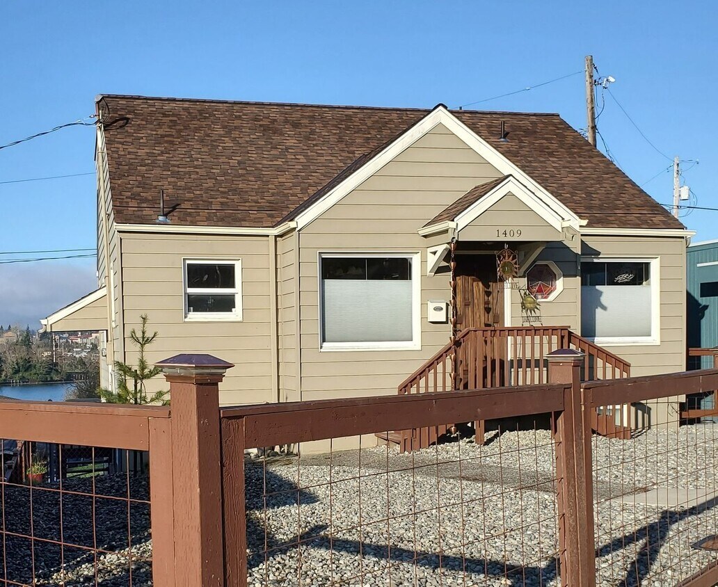 Primary Photo - Manette Waterview 3bd 2.75 bath with 2 BON...