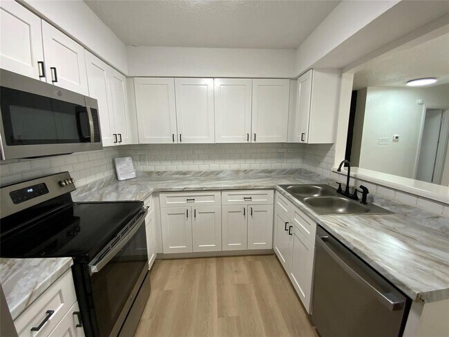 Foto del edificio - 9524 Woodvale Dr