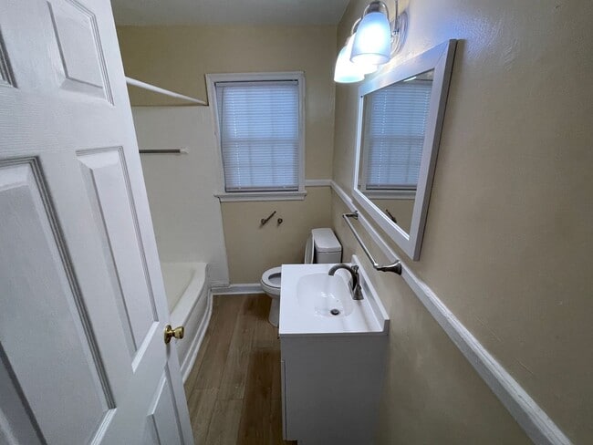 Building Photo - 2 Bedroom House - Section 8 Accepted