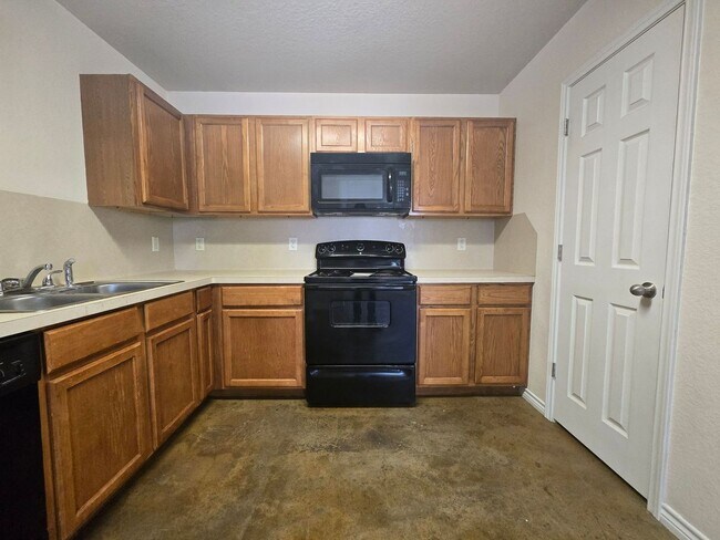 Foto del edificio - AVAILABLE NOW!