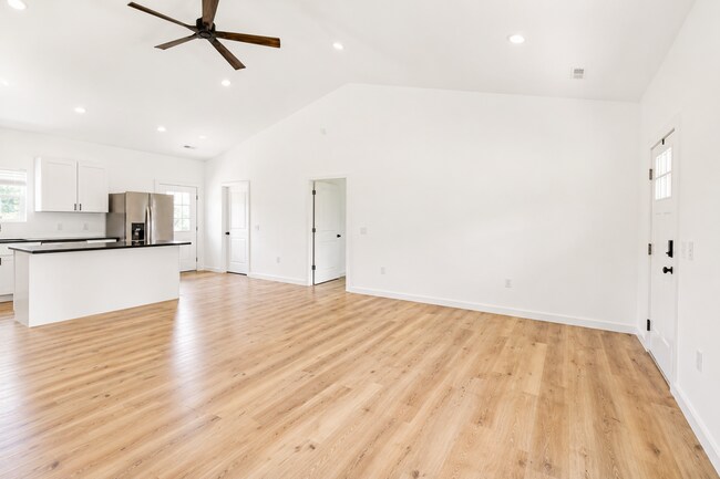 Foto del edificio - 3-Bedroom Home on Over Half an Acre with Pond Views Near I-40