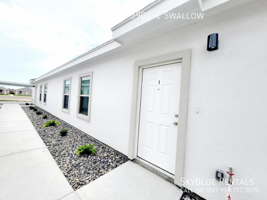 Foto principal - 5901 Swallow, 5901-1 Swallow Ave
