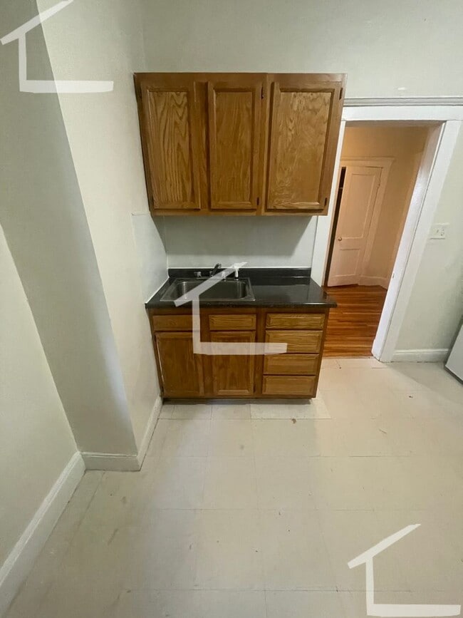 Building Photo - Large 1 bed unit along the Green Line in B...