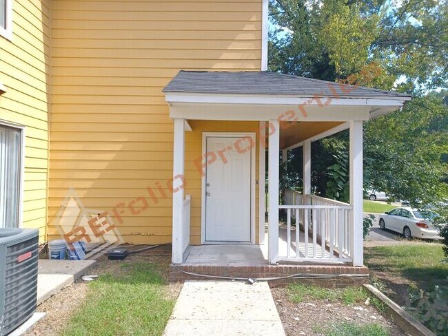 Foto del edificio - Carpetless 2 BD 1.5 Bath 2 Story Quadplex ...