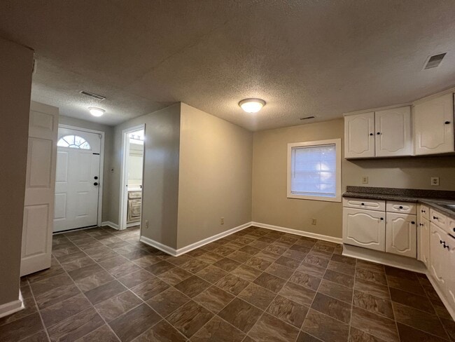 Building Photo - Price reduced!! Move-in Ready**