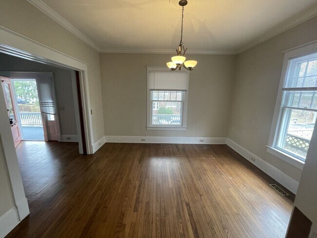 Building Photo - 4 Bedroom 3 bathroom House
