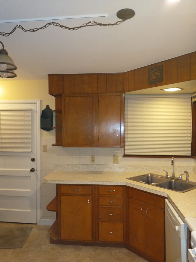 Kitchen - 815 Ellwood Ave