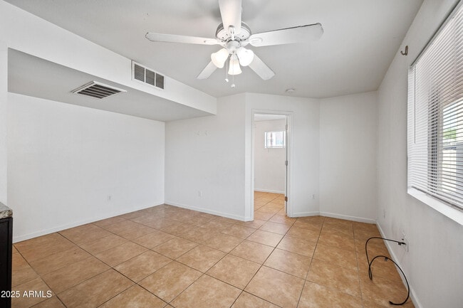 Foto del edificio - 3949 E Earll Dr