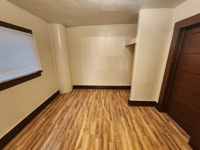 Building Photo - 627 3rd St