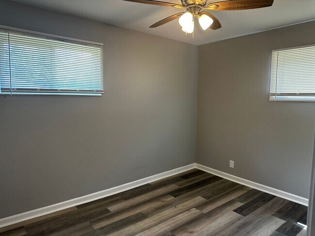 Foto del edificio - 3 BEDROOM HOME IN WARREN