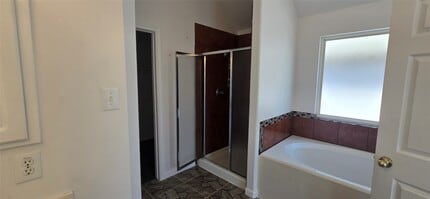 Building Photo - 2430 Glenholly Park Dr