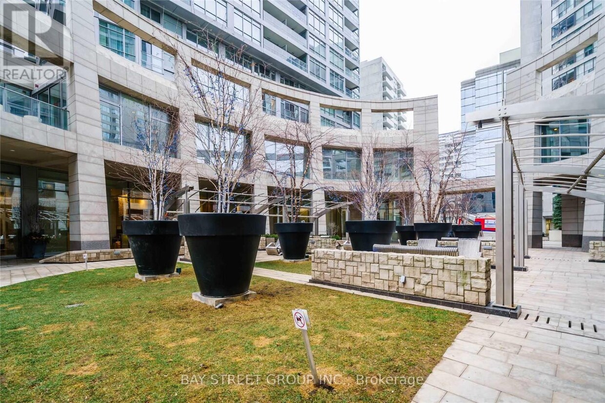 Primary Photo - 2191-2191 Yonge St