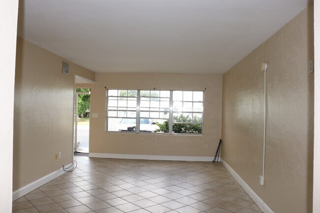 Foto del edificio - 4923 Vincennes Ct