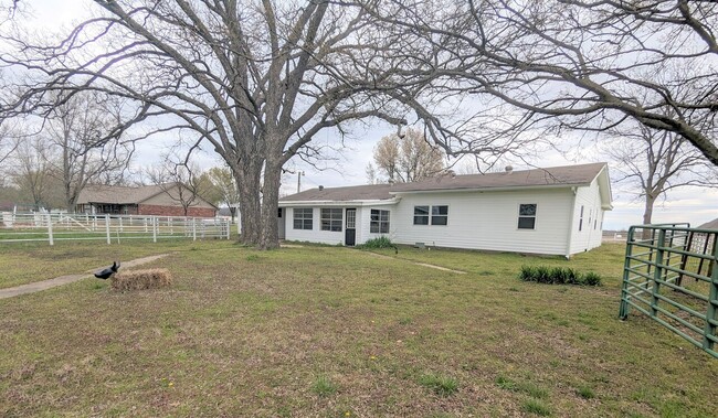 Building Photo - Claremore Farmhouse