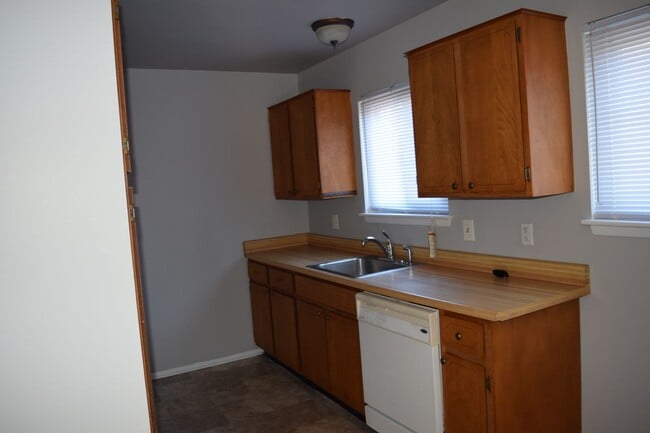 Building Photo - BEST PRICE IN ROYAL OAK 3 BEDROOM 2 BATHROOM FLAT!