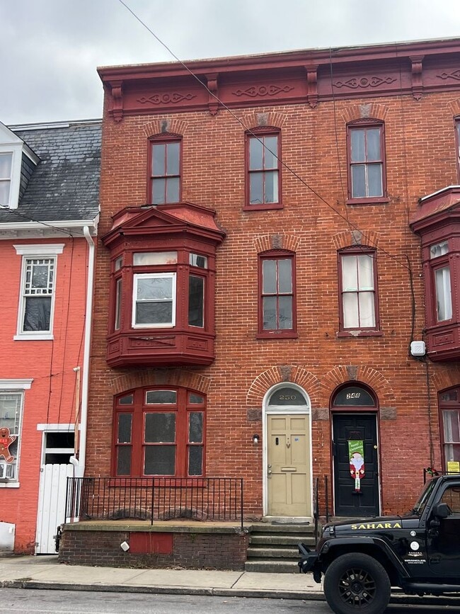 Building Photo - 250 E King St