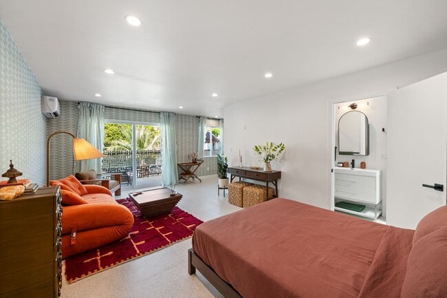 Building Photo - AVAILABLE NOW! Stunning Remodeled Studio/1...