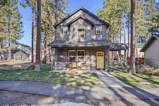 Building Photo - Newer 3 BR home on beautiful wooded lot in...