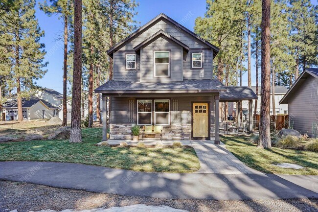 Foto del edificio - Newer 3 BR home on beautiful wooded lot in...