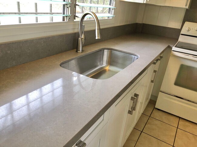 Foto del edificio - Renovated 3 bedroom, 2 bathroom, 2 car car...
