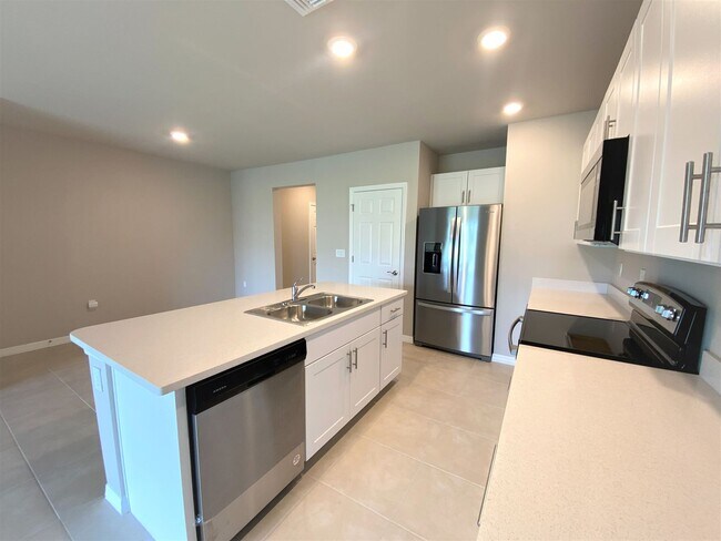 Building Photo - ** MEADOWOOD ** 3 BED / 2.5 BATH - TOWNHOM...