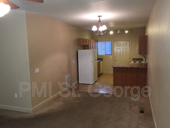 Building Photo - 700 N Main St