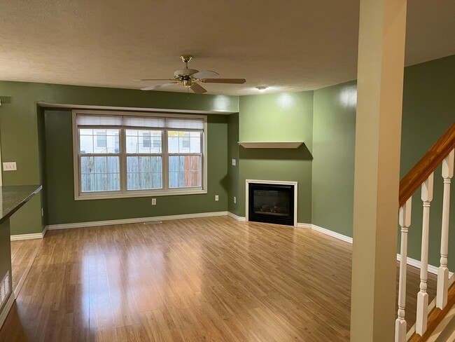 Foto del edificio - Very sharp 3 BR, 2.5 bathroom,  updated ap...