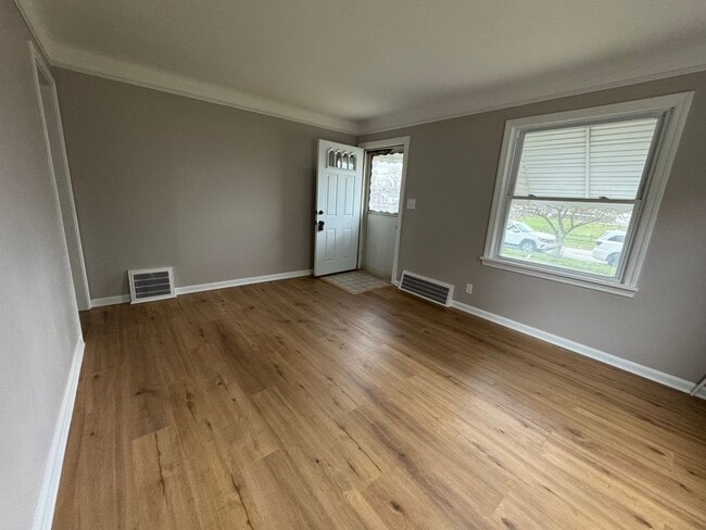 Building Photo - 3 bd , 1.5 baths remodeled Bungalow