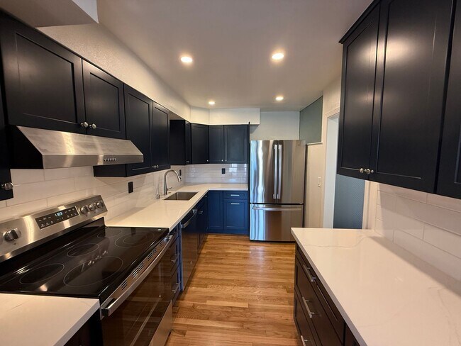 Building Photo - STUNNINGLY UPDATED 2 BED / 1 BATH TIBURON ...