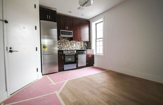 Foto del edificio - 6702 60th St