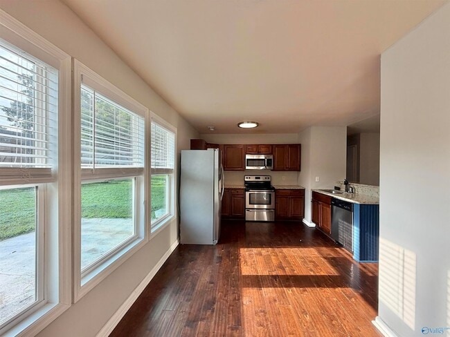 Foto del edificio - 2110 Fernbrook Dr NE