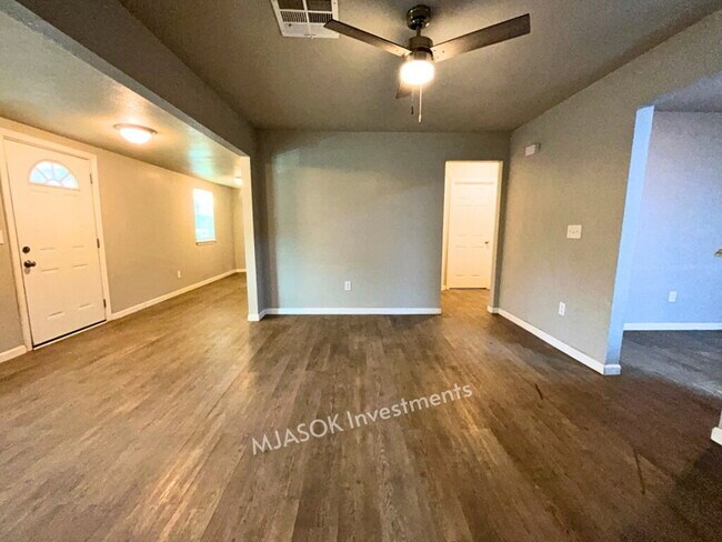 Building Photo - 3 Bedrooms, 2 Full Baths in Lawton, OK - Fenced Yard, Washer/Dryer Connections