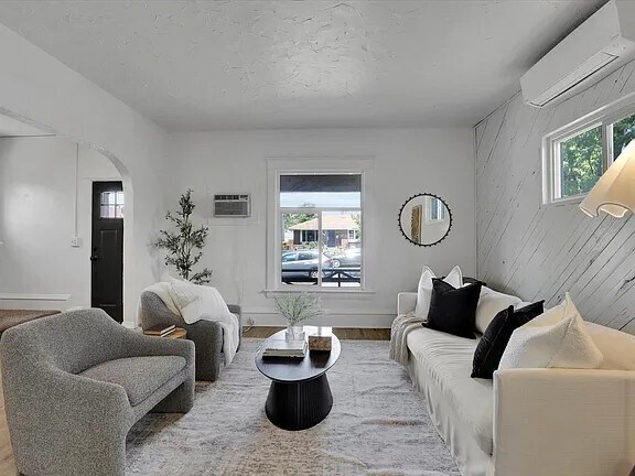 Foto del edificio - 2218 E Pacific Ave