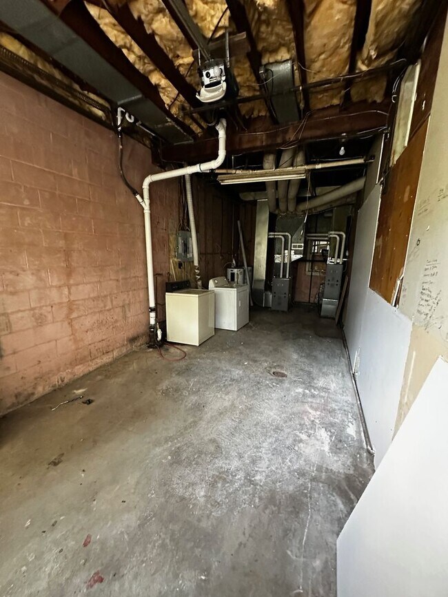 Building Photo - 215 McElroy Ave