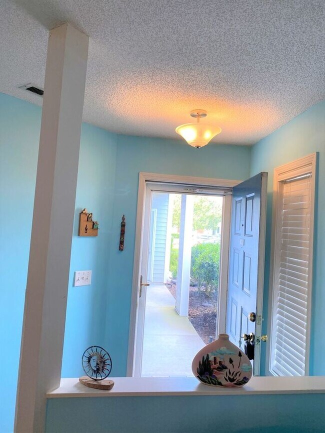 Foto del edificio - Furnished! Breezewood ground floor unit, Open floor plan, fire place, patio, large closets, wood ...