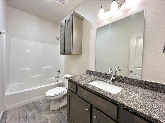 Foto del edificio - "Charming 3-Bed, 2-Bath Home in Lubbock – ...