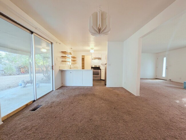 Foto del edificio - 3-Bedroom Home in great Location