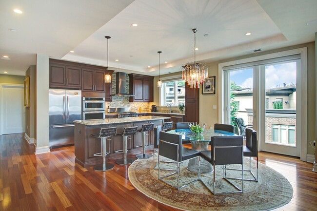 Building Photo - 250 Henley Pl