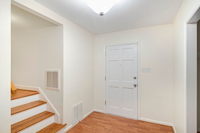 Foto del edificio - Spacious 4bd/3ba home with large backyard ...