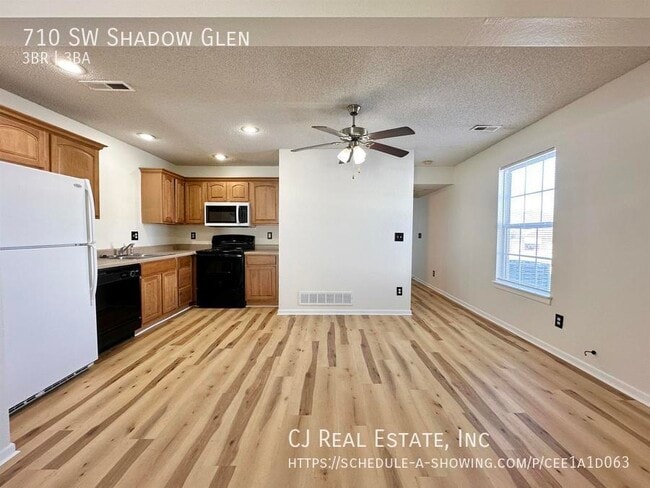 Building Photo - 710 SW Shadow Glen Dr
