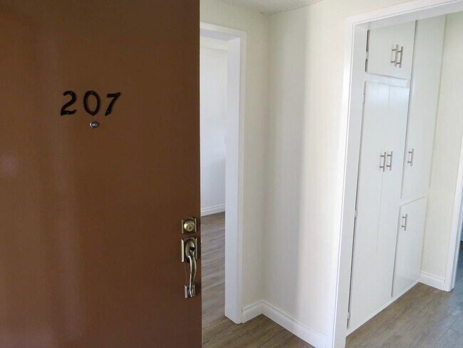 Foto del edificio - 1750 S Bentley Ave