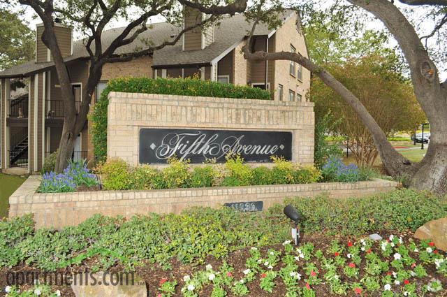 Entrada - The Henry B Apartments