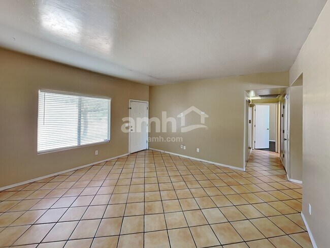 Building Photo - 501 W Placita Durango