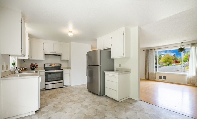 Building Photo - Discover Your Perfect Retreat in Ferndale'...