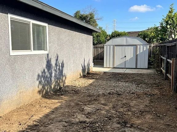 Foto del edificio - Spacious and well-maintained 4-bedroom, 1.5-bath home located in a desirable Fresno neighborhood.