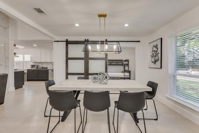 Foto del edificio - 7414 Authon Dr