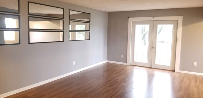 Building Photo - Now leasing for May 2025! Four Bed/One Bath