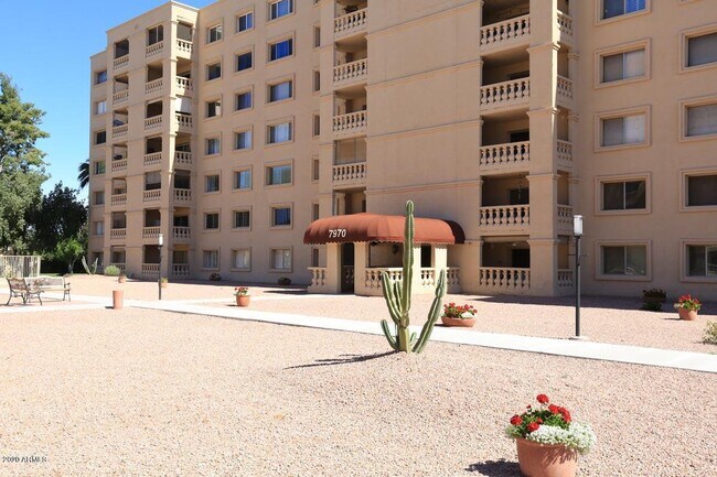 Foto del edificio - 7870 E Camelback Rd